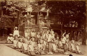 O liliputiano birmanês dançou perante F.A. Victor em Mandalay de Felice Beato
