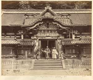 Portão esculpido e pintado em Nikko