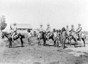 Dacoits sendo trazidos pela infantaria montada, c.1890
