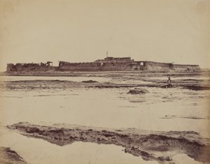 Exterior do Forte North Taku no rio Peiho, mostrando a entrada inglesa e francesa, 21 de agosto de 1860 de Felice Beato