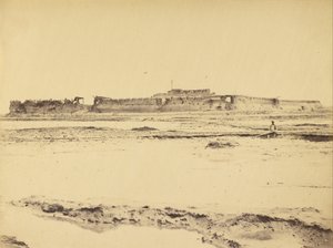 Exterior do Rio Peiko do Forte do Norte mostrando a entrada em inglês e francês, 21 de agosto de 1860 de Felice Beato