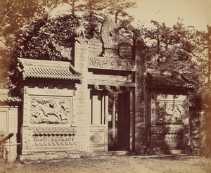 Exterior do depósito de túmulos perto de Pequim, outubro de 1860 de Felice Beato