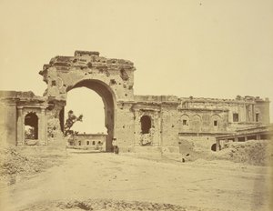 Portal que leva à residência, geralmente o portão da guarda Bailee, mantido pelo tenente-coronel RHM Aitken, do 13º nativo de Bengala de Felice Beato
