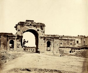 Porta de entrada para a residência, Lucknow, 1858 de Felice Beato