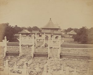 Interior and Arches of the Temple of Heaven Where the Emperor Sacrifices Once a Year, in the Chinese City of Pekin, October 1860 de Felice Beato