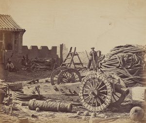 Interior do Forte de Pehtang mostrando a revista e a arma de madeira, 1º de agosto de 1860, 1860. de Felice Beato