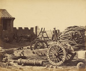 Interior de Pehtang mostrando a revista e a arma de madeira, 1º de agosto de 1860 de Felice Beato