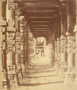 Interior do Templo Hindoo em Cootub, Deli de Felice Beato