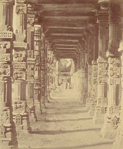 Interior do Templo Hindu em Kootub de Felice Beato