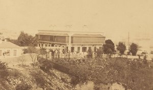 Edifício moderno e vista de Hong Kong de Felice Beato
