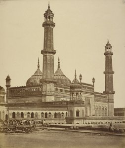 [Mesquita dentro da Emambara ou Túmulo de Asaf-ud Dawlah, atualmente utilizado como hospital, Lucknow] de Felice Beato