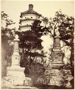 [Pagode no cimo da colina, - Palácio de verão, Yuen-Ming-Yuen, Pequim] de Felice Beato