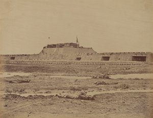 Traseira do Forte Norte após sua captura, mostrando a retirada do exército chinês, 21 de agosto de 1860 de Felice Beato