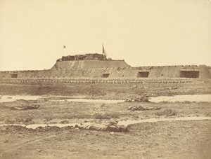 Traseira do forte norte após sua captura, mostrando a retirada do exército chinês de Felice Beato