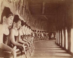 Os quarenta e nove Gautamas no Templo Sagaing de Felice Beato