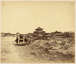 [Topo da muralha de Pequim tomada em 14 de outubro de 1860, mostrando as armas chinesas apontadas contra as nossas baterias]. de Felice Beato
