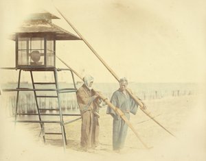 [Dois homens com remos ao lado de uma lanterna]. de Felice Beato