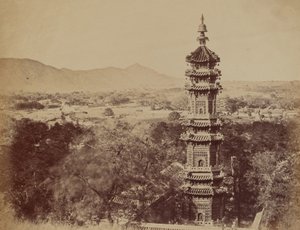 Vista do Palácio de Verão Yuen Min Yuen, Pequim, mostrando o pagode..., outubro de 1860, 1860. de Felice Beato