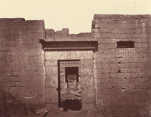 Segunda porta do Grande Templo de Medinet Habu, Tebas de Félix Bonfils