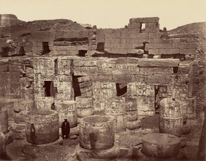 3.º pátio do Grande Templo de Medinet Habu, ou das colunas. Tebas de Félix Bonfils