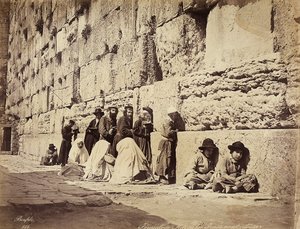 Um grupo de israelitas orando no Muro das Lamentações (ou Muro Ocidental), Jerusalém de Félix Bonfils