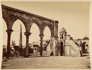 Cátedra de Omar ou Member na plataforma do templo de Félix Bonfils