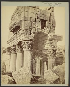 Pormenor dos capitéis do pronaos de Baalbek de Félix Bonfils