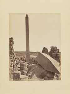Detalhe dos obeliscos e do pátio das cariátides - Karnak de Félix Bonfils