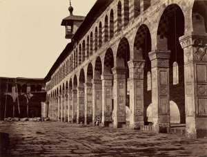 Enfiada da Grande Mesquita, lado sul, no pátio (Damasco) de Félix Bonfils