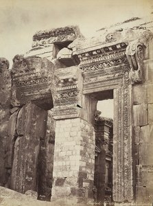 Entrada no Templo de Júpiter ou do Templo do Sol, na zona arqueológica de Heliópolis ou Baalbek, antiga cidade síria, hoje Líbano. de Félix Bonfils