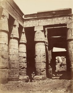 Interior do primeiro pátio do templo de Ramessés III em Karnak [Tebas] de Félix Bonfils
