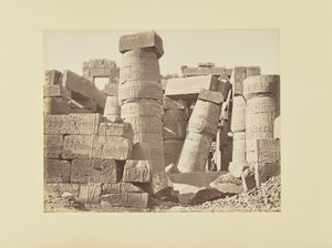 Karnak. Ruínas da sala hipóstila, vista do interior, Egito de Félix Bonfils