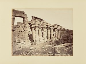 Philae. Colunata de Ísis, fotografada do Obelisco (Egito) de Félix Bonfils