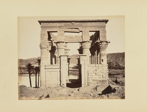 Fíle. Templo hípetro, vista frontal, Egito de Félix Bonfils