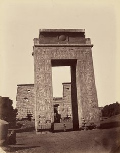 Pilone ptolomaico e porta de entrada do pequeno templo [Karnak, Tebas] de Félix Bonfils