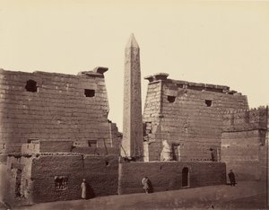 Templo de Luxor: obelisco e pilone [Tebas] de Félix Bonfils