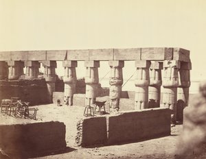 Templo de Luxor. Vista geral das colunatas centrais [Tébes] de Félix Bonfils