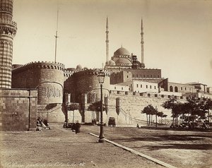 O Portão Bab el-Azab da Cidadela, com a Mesquita de Muhammad Ali ao fundo, no Cairo, Egito de Félix Bonfils