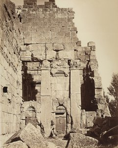A propiaea do Templo de Júpiter ou do Templo do Sol, na zona arqueológica de Heliópolis ou Baalbek, antiga cidade síria, hoje Líbano. de Félix Bonfils