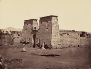 Vista geral do templo de Ramsés III, Karnak, Tebas de Félix Bonfils