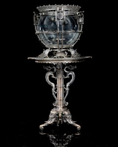 Um aquário francês de bronze prateado "Japonisme" e pedestal, de Ferdinand Barbedienne, design atribuído a Édouard Lièvre, c.1880 (bronze prateado)
