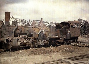 Queimado locomotiva e vagão na frente das ruínas da destilaria Vauxrot fortemente danificada, Cuffies, Aisne, França, 1917 (autochrome)