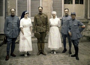 Médicos militares franceses e enfermeiras em frente ao Hospital Saint-Paul, Soissons, Aisne, França, 1917 (autocrômico) de Fernand Cuville