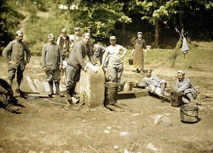 Grupo de soldados franceses lavar roupa em um poço, Soissons, Aisne, 1917 (autochrome) de Fernand Cuville