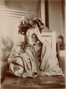 Mulher encostada a uma mesa, com as mãos à frente do rosto de Fernand Khnopff