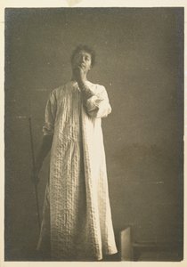 Mulher de camisa, mão à frente da boca de Fernand Khnopff