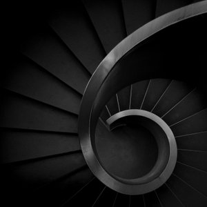 Escadaria em espiral elegante de Fernando Correia da Silva
