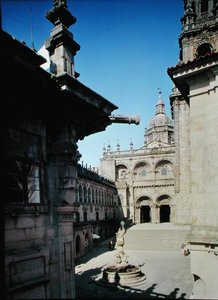 Fachada sul e a Plaza de Praterias de Fernando de Casas Novoa