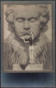 Vista traseira de um ato na frente de um retrato de Beethoven de Fidus