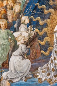 Anjos segurando lírios, flores que são o símbolo da pureza, detalhe da coroação de Maria